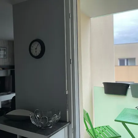 T2 With Balcony Near Center Apartment Romainville